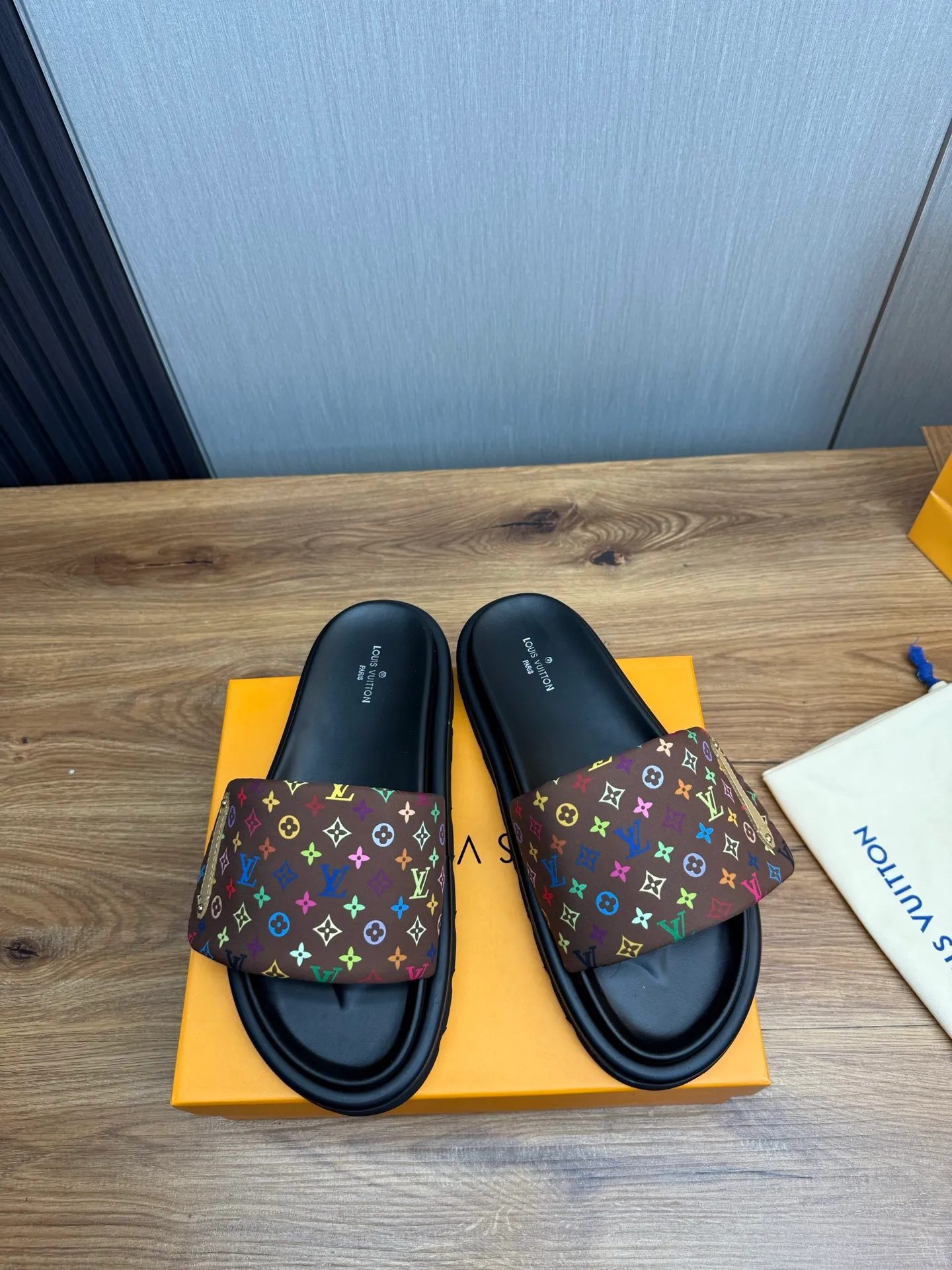 Men's shoes 💰360💰 Lv. hot selling men's slippers 🔥 🩴Official website one to one production 38-45 sizes 45 46 🉑️Customized!